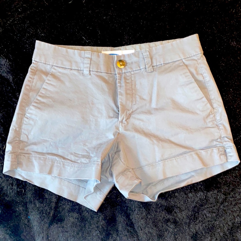 grey shorts